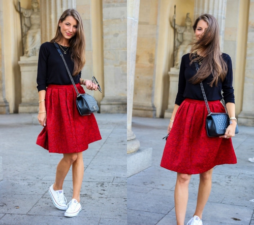 Белые кроссовки и красная юбка