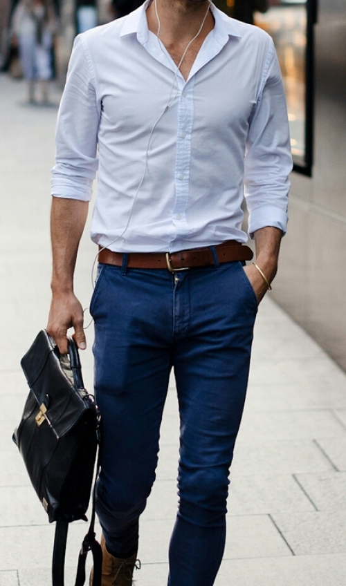 Синие брюки и белая рубашка