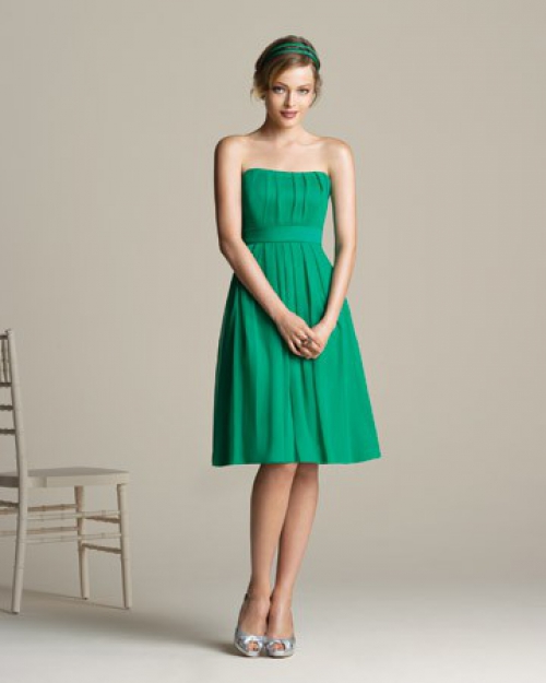 Зеленое платье и обувь с небольшим каблуком