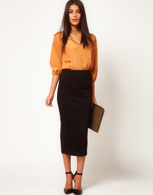 Черная длинная юбка-карандаш и оранжевая блузка