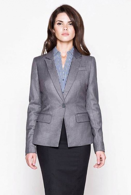 Серый деловой пиджак на женщине