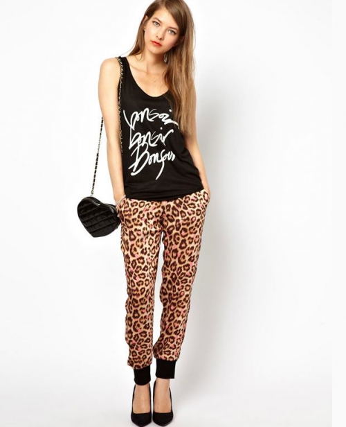 Леопардовые брюки и черная майка с надписью