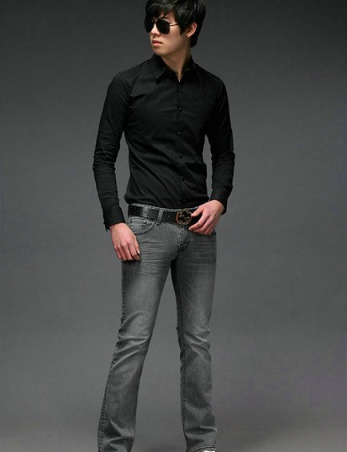Черная рубашка и серые брюки