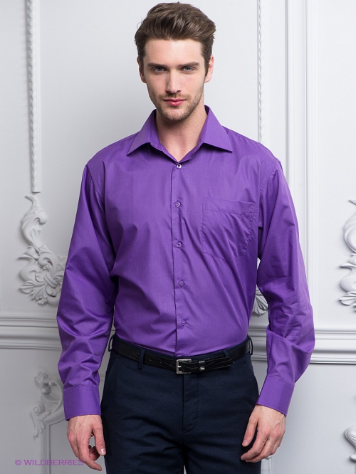 Фиолетовая рубашка на мужчине в черных брюках