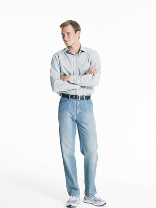 Мужчина в светлых джинсах и рубашке