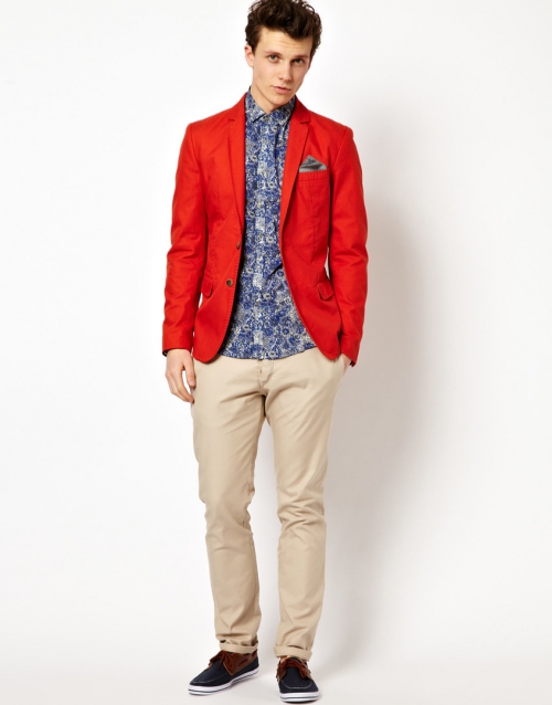 Красный пиджак в сочетании с джинсами
