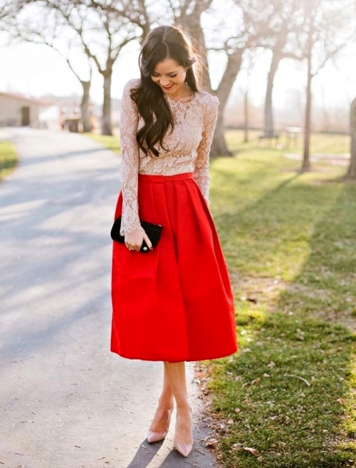 Красная юбка-миди и светлый верх