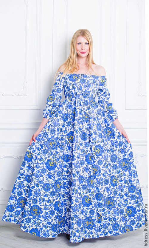 Длинное платье в пол с синими цветами