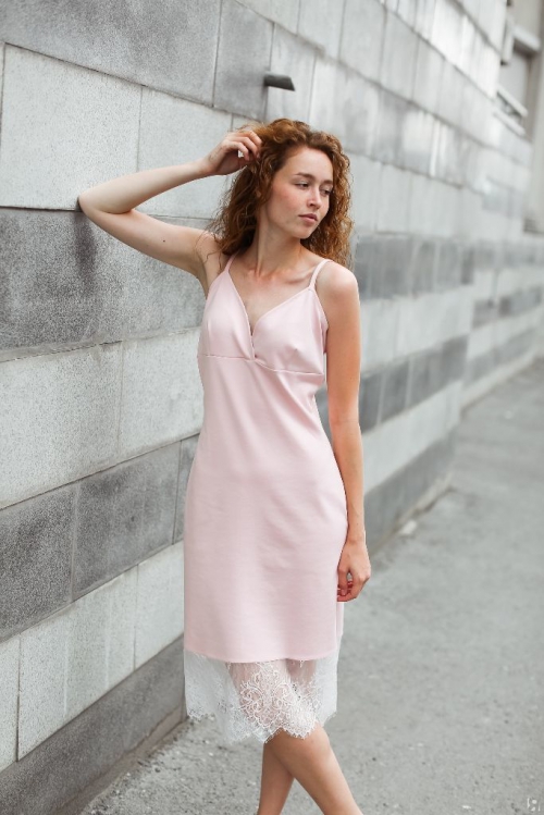 Розовое платье длиной ниже колена