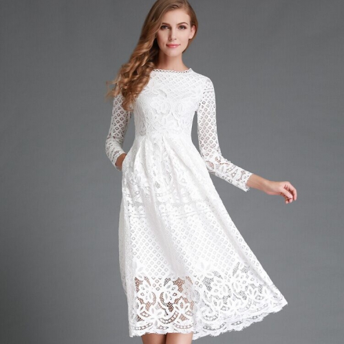 Белое кружевное платье на девушке