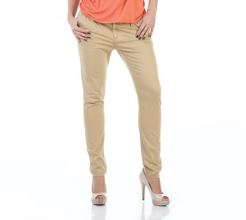 Девушка в песочных джинсах и оранжевой футболке