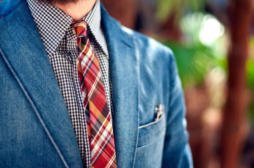 Джинсовый пиджак с галстуком