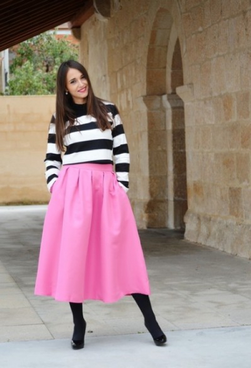 Розовая юбка с полосатой кофтой