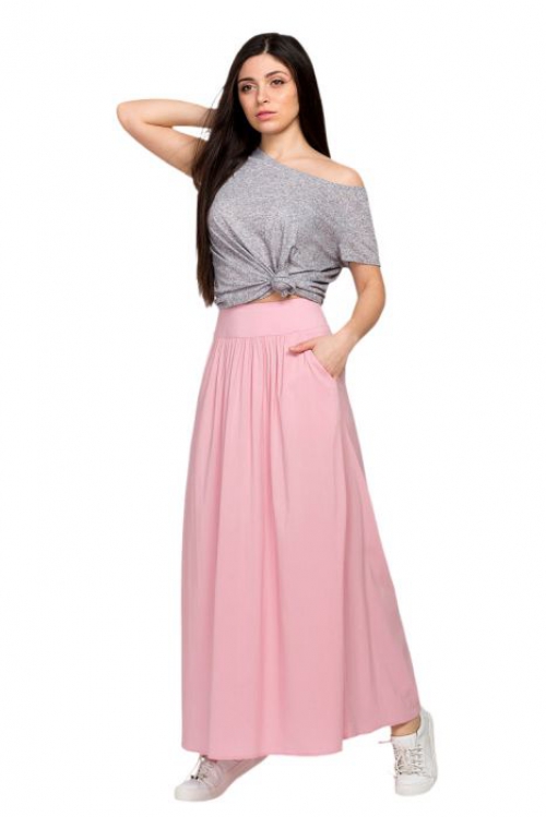 Длинная розовая юбка с серой футболкой