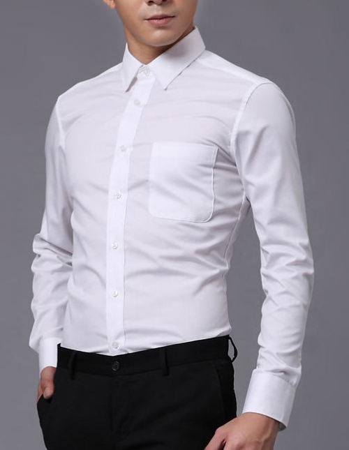 Белая рубашка на мужчине