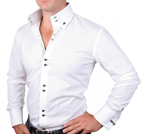 Белая мужская рубашка с черными пуговицами