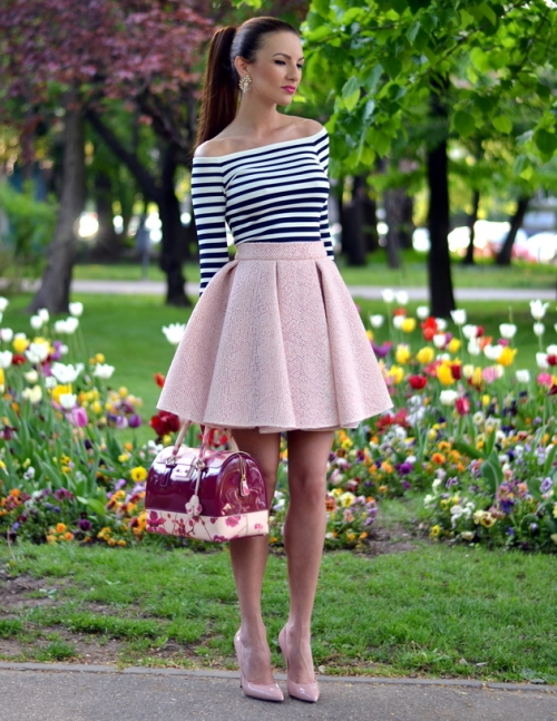 Розовая юбка и матроска на девушке