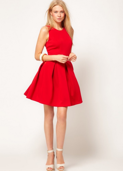 Девушка в красном платье и белых туфлях