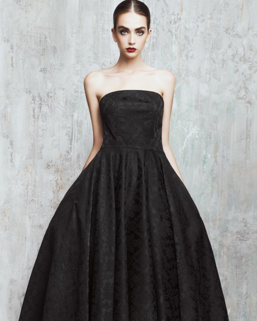 Длинное и пышное черное платье на девушке