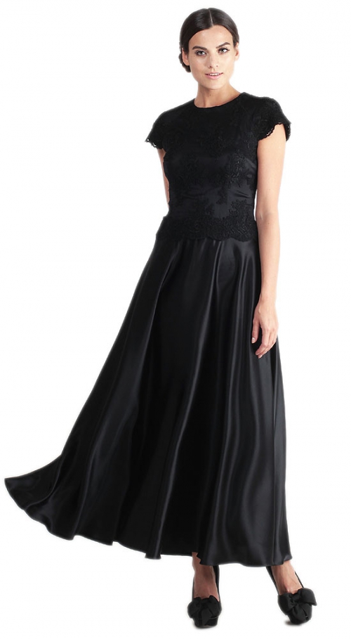 Длинное черное платье с коротким рукавом на девушке