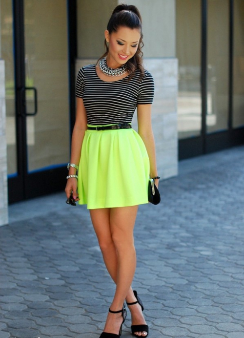 Короткая салатовая юбка на девушке
