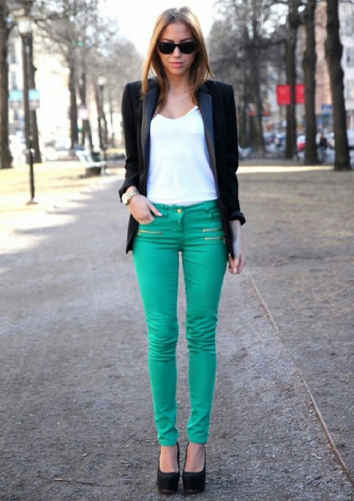 Зеленые брюки и черный пиджак