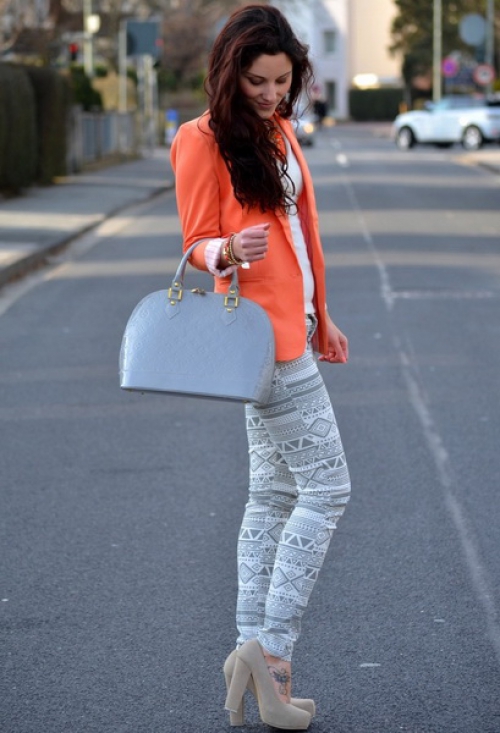 Оранжевый пиджак и джинсы