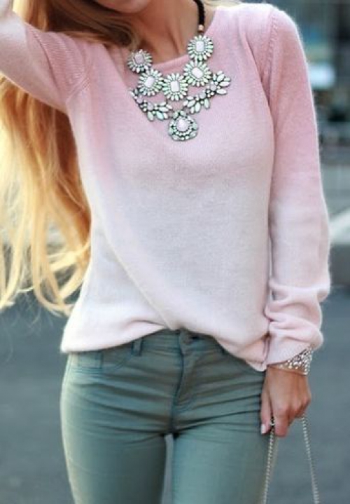 Бледно-розовый свитер на девушке