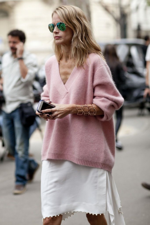 Белая юбка и бледно-розовый свитер