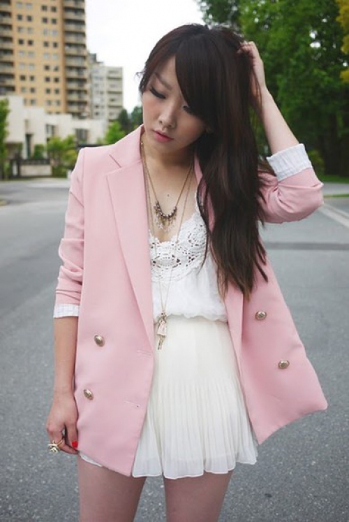 Мини-платье белого цвета и розовый жакет