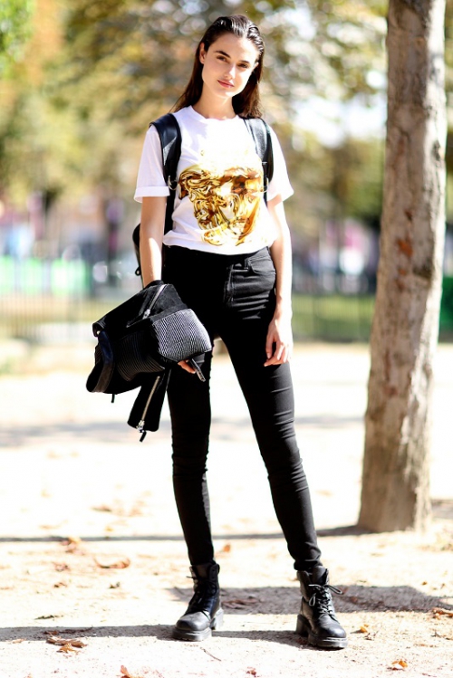 Девушка в черных джинсах и белой футболке
