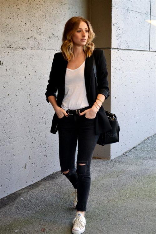 Девушка в черных джинсах и черном пиджаке