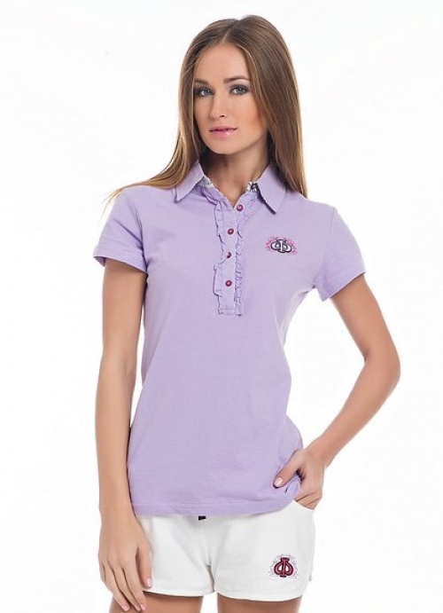 Фиолетовая рубашка-поло на девушке