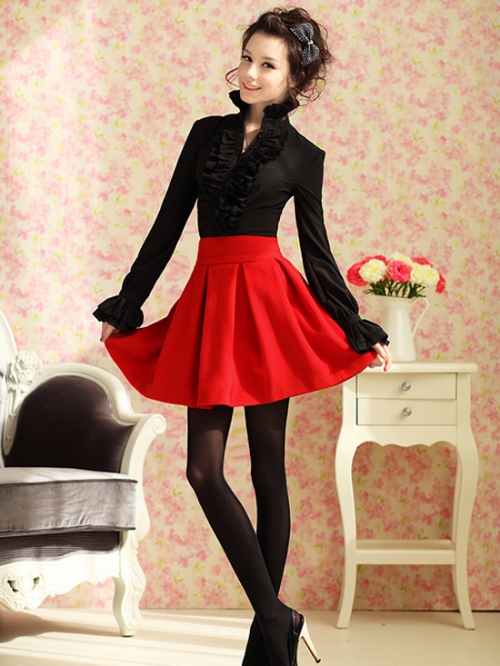Красная широкая юбка и черный верх