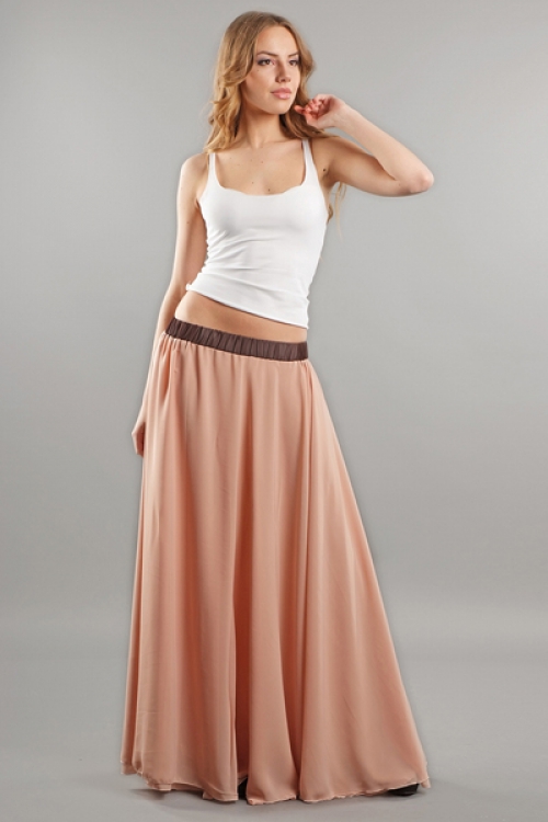 Широкая персиковая юбка на девушке