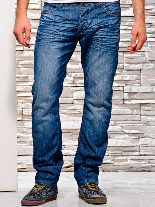 Голубые мужские джинсы с кроссовками
