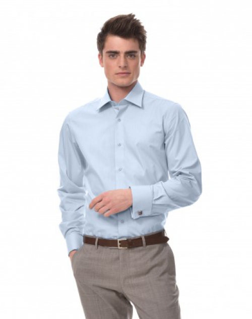 Мужчина в рубашке с запонками