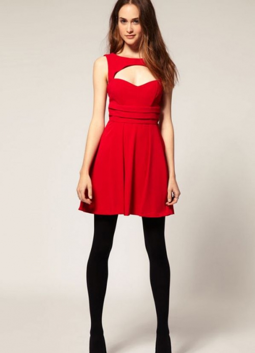 Девушка в красном платье и черных колготках