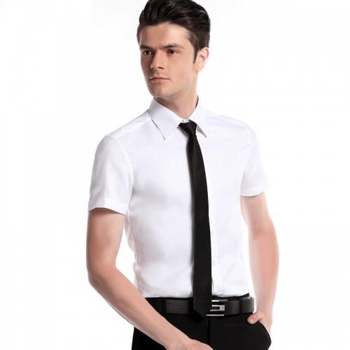 Мужчина в рубашке с коротким рукавом и с галстуком
