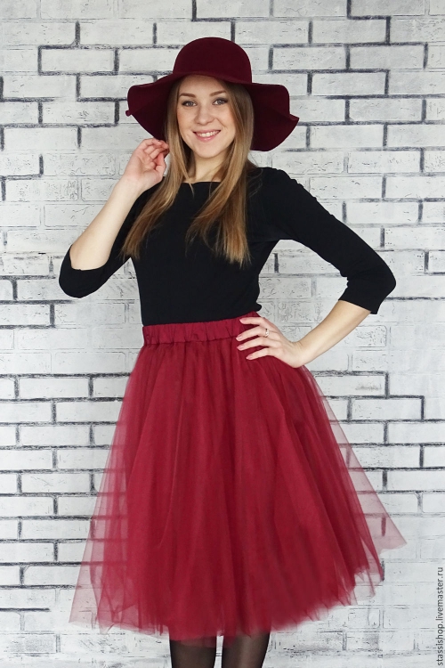 Красная юбка-пачка и черная водолазка