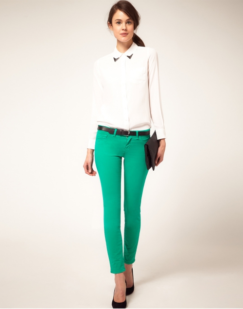 Белая рубашка и зеленые брюки